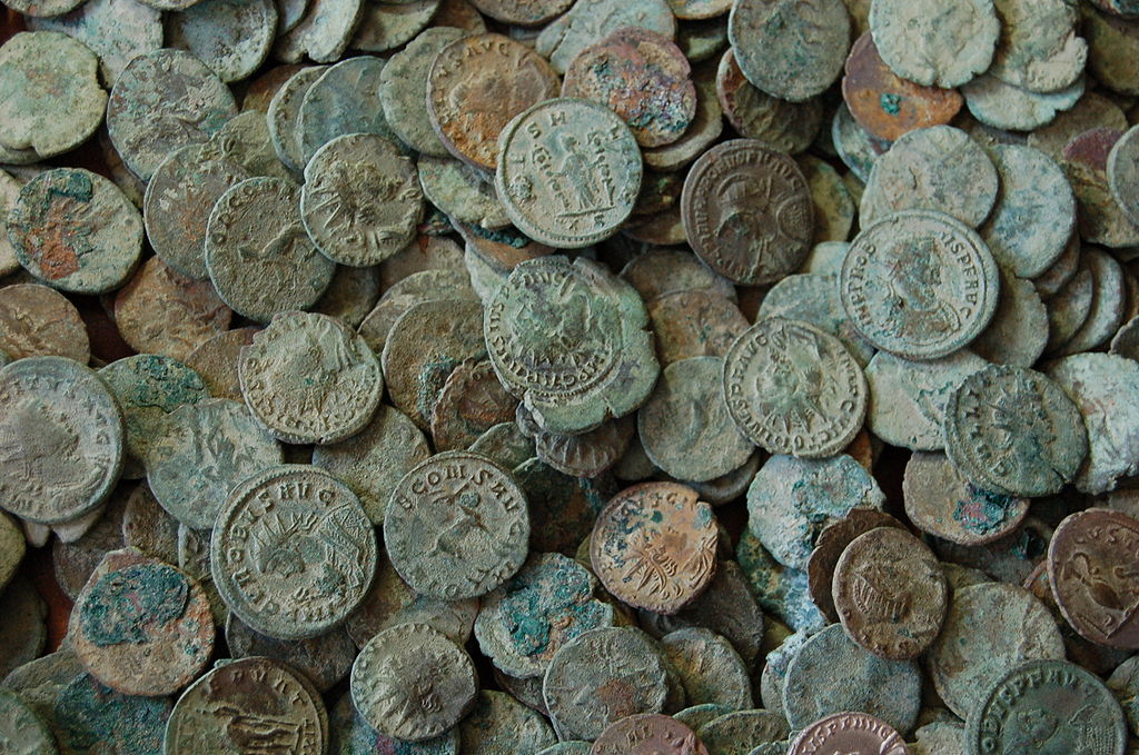 1024px frome hoard pile of coins 1 - Hidden treasure – five fascinating discoveries…