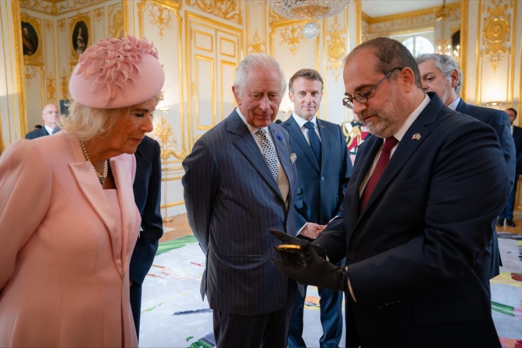 King Charles III Gifting 1024x683 - Monnaie de Paris’ Coronation Gift to King Charles III: A Solid Gold Medal