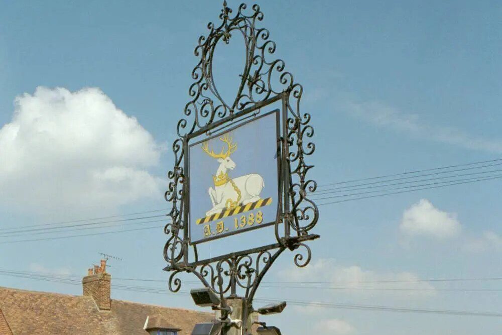 white hart listed sign edited 1 - The inspiration behind The Great British Pubs £2 Collection 🍻